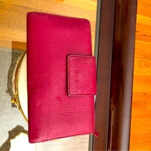 Fossil wallet 12 slots openings in between and outer zipper cute and used.